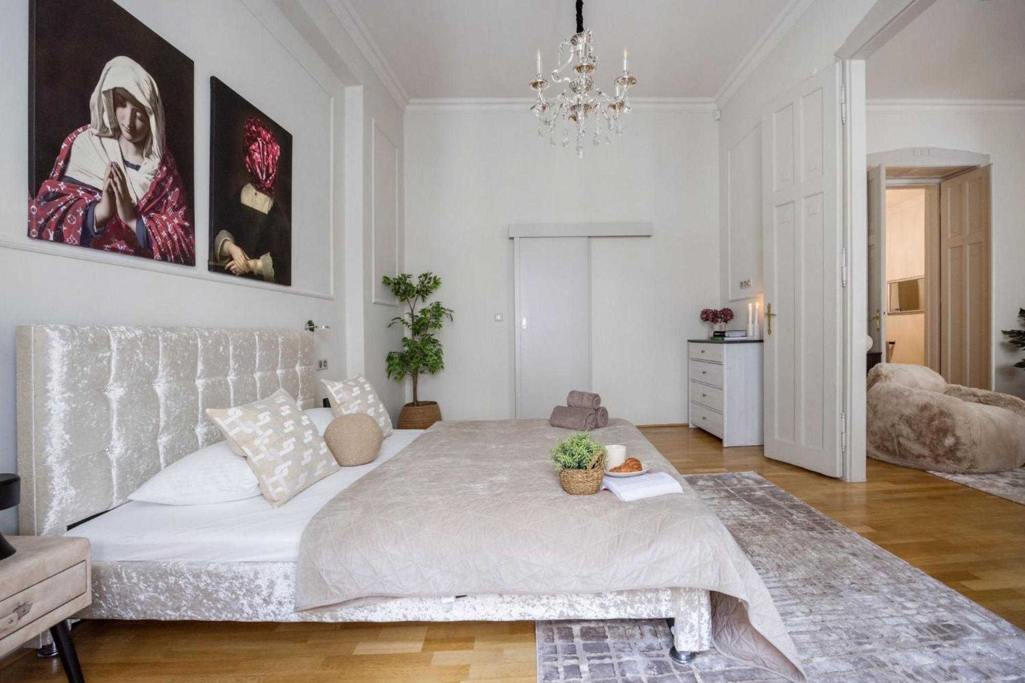 Timeless Elegant Apartment By Opera House Boedapest Buitenkant foto